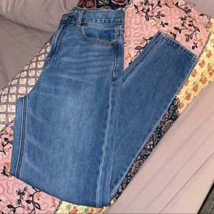 AMERICAN EAGLE MOM JEANS